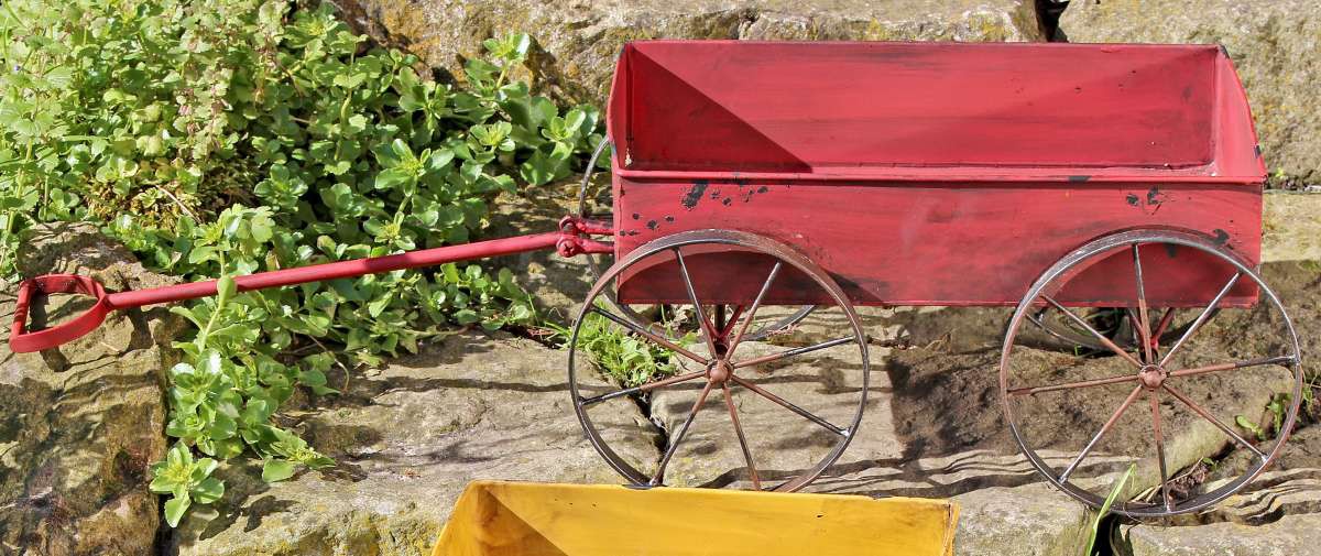 Schubkarre Gartendeko Pflanzwagen aus Metall mit antikem Charme, rot